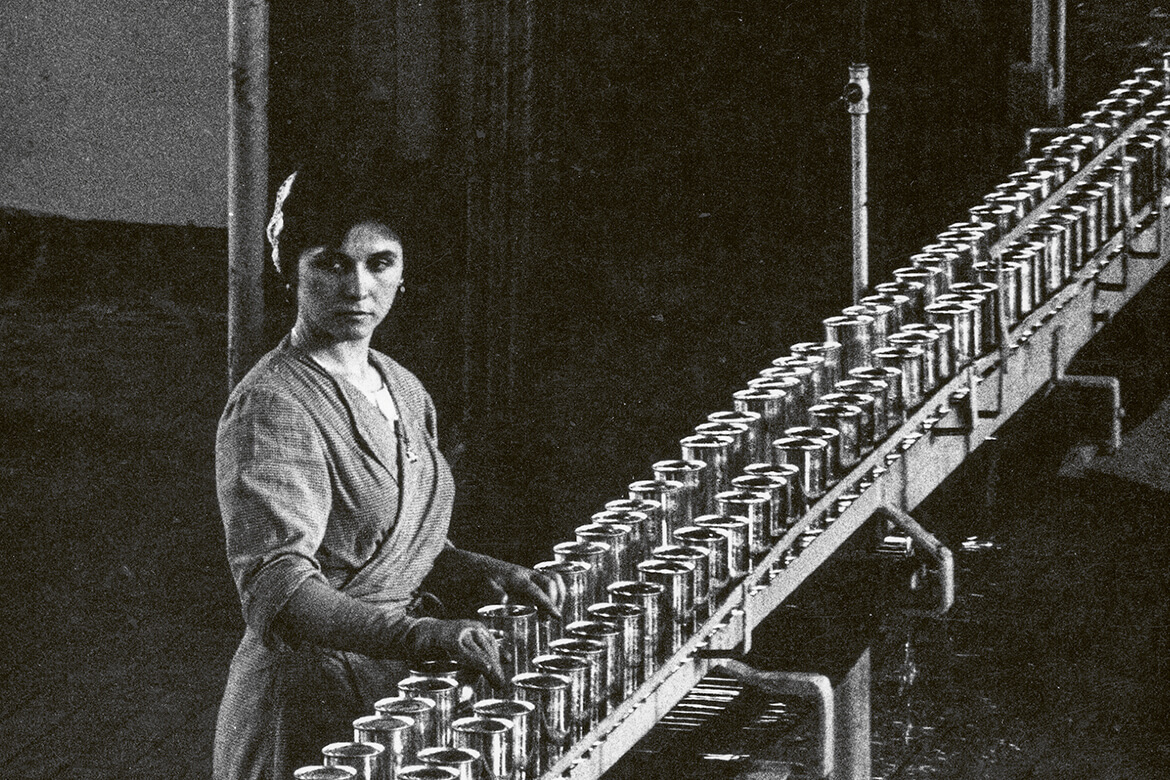 En 1962, une Suissesse devait avoir l’autorisation de son mari pour pouvoir travailler, comme ici, dans une fabrique de conserves. | Photo: Keystone/Fotostiftung Schweiz/Hans Baumgartner