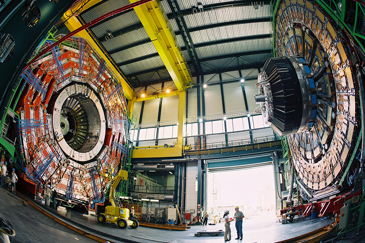 Der CMS-Detektor wird 2006 noch oberirdisch zusammengebaut. Später im Tunnel wird er helfen, das Higgs-Boson nachzuweisen. | Foto: Cern