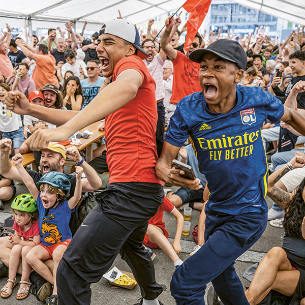 Junge Fussballfans jubeln nach einem Tor.
